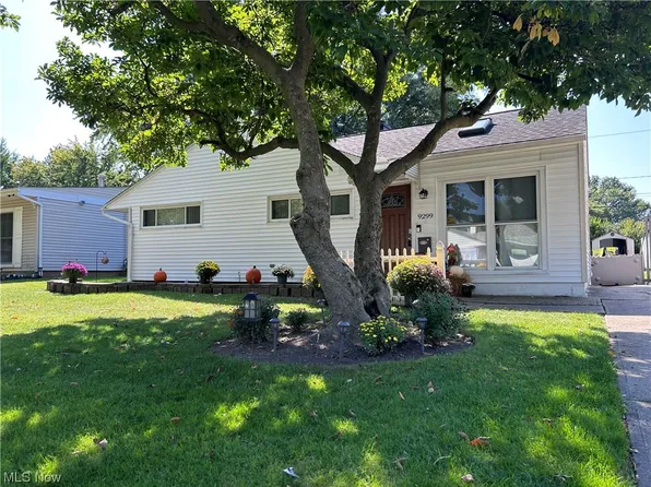 9299 Manorford Dr, Parma Heights, OH 44130
