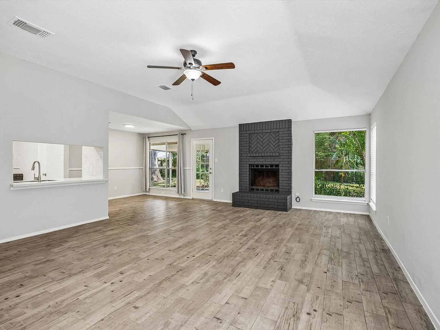 3 bed, 2.0 bath, 1510 sqft, $2,000 — Photo 3