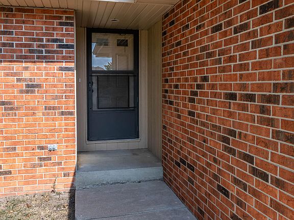 5th image of 1141 E Cambridge Street