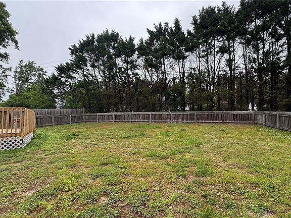 4th image of 17 Planters Wood Trl