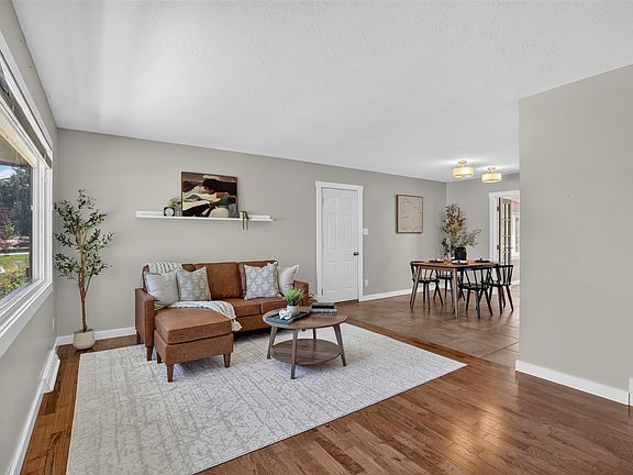 4th image of 104 Riverview Dr E