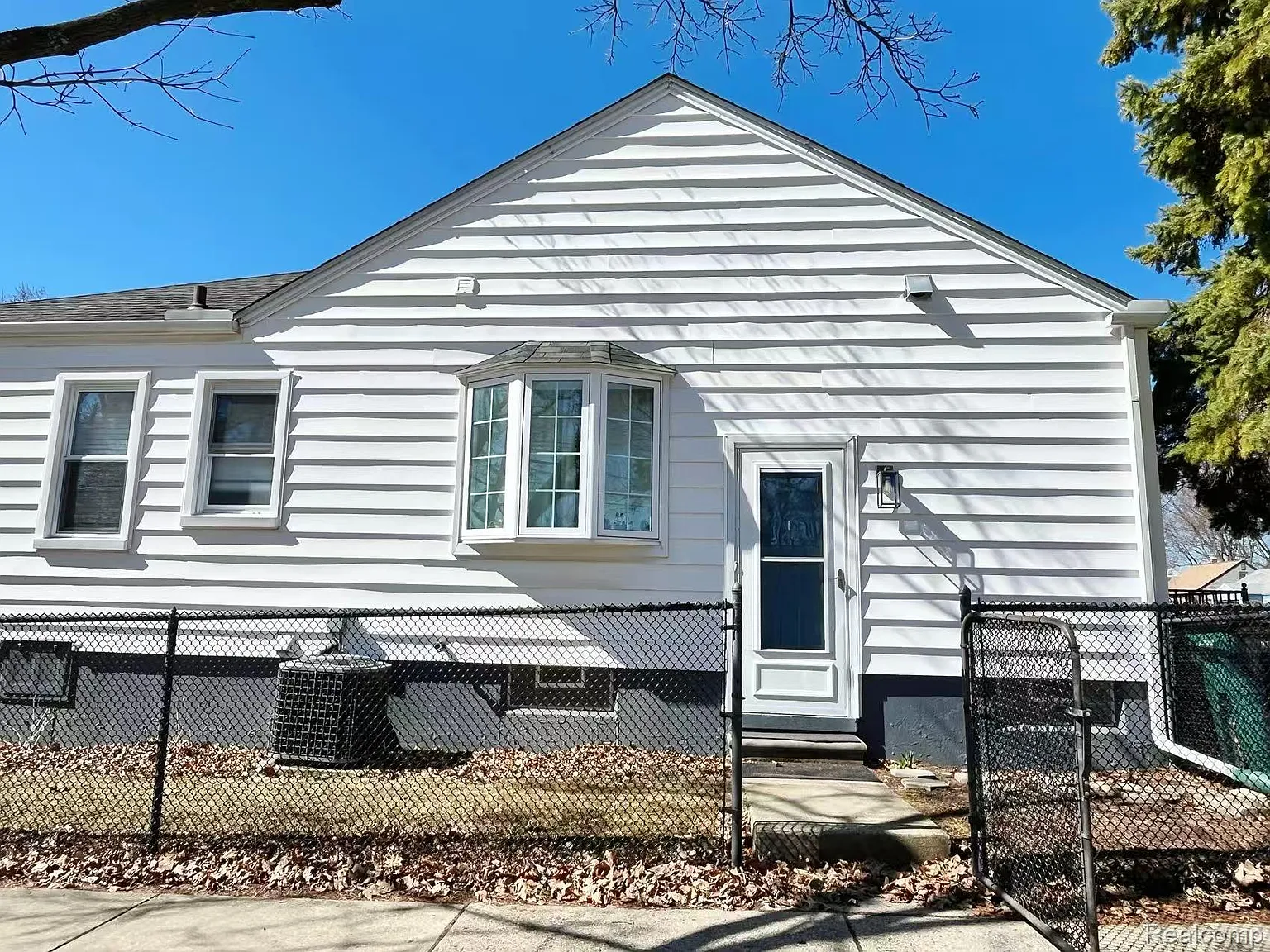 3 bed, 2.0 bath, 2024 sqft, $2,700 — Photo 3