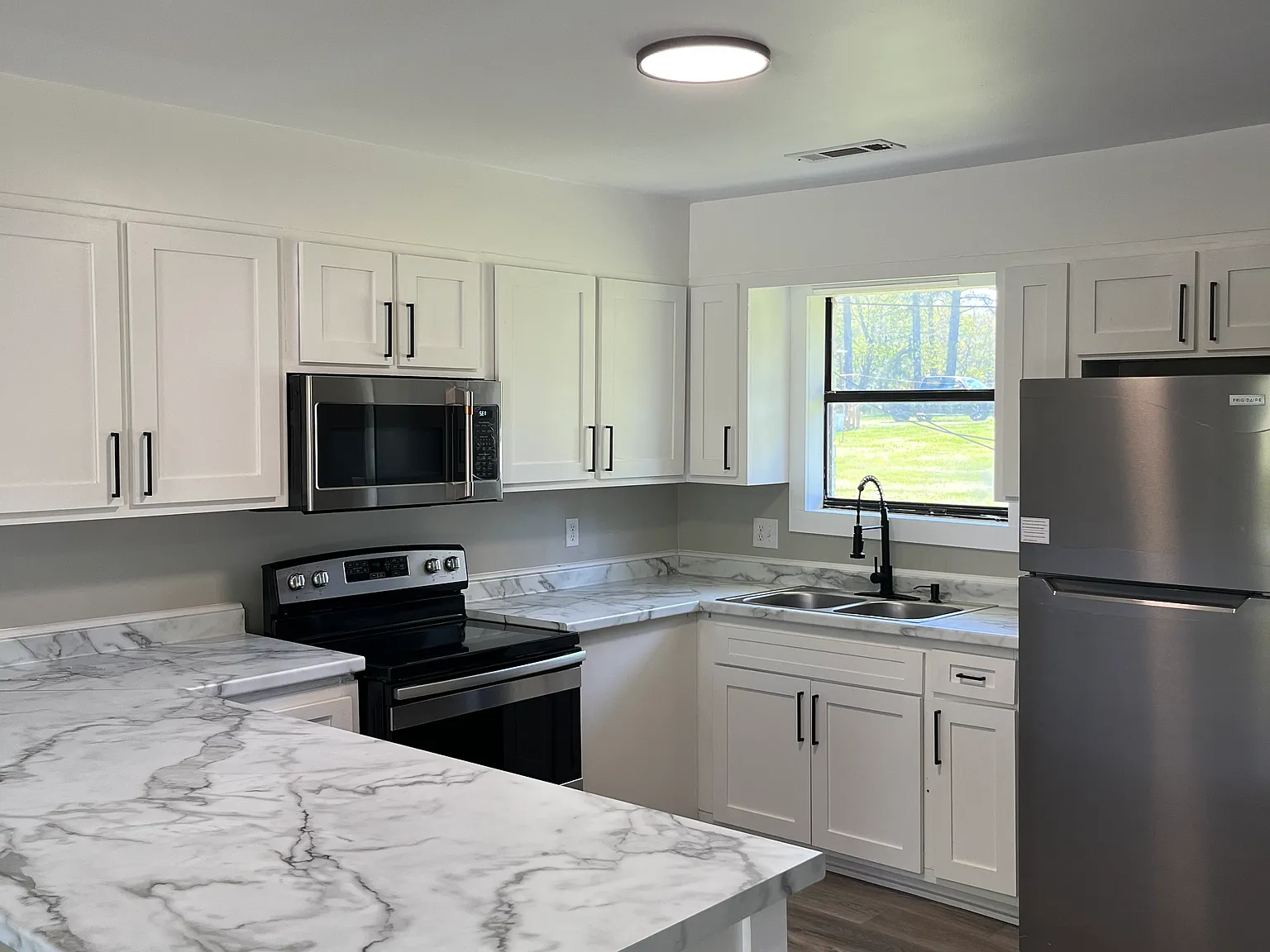 2 bed, 820 sqft, $1,295 — Photo 1