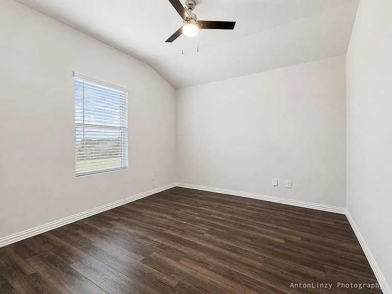 3230 Baehr Dr — Photo 4