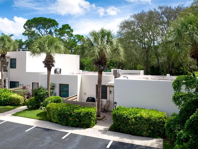 401 Palm Tree Dr — Photo 10