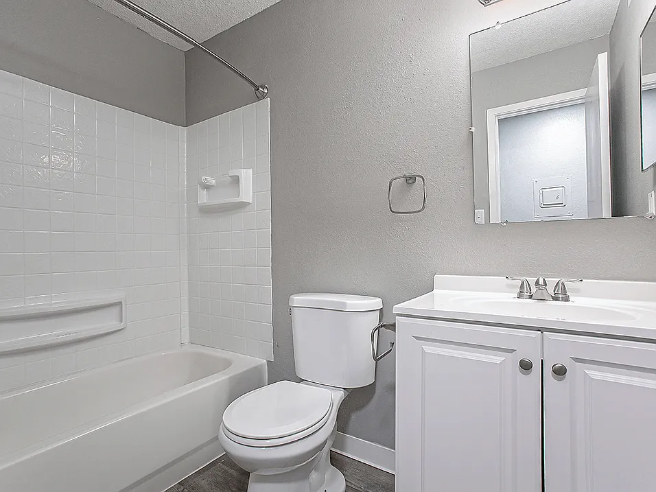 MacArthurs Lake Apartments — Photo 4
