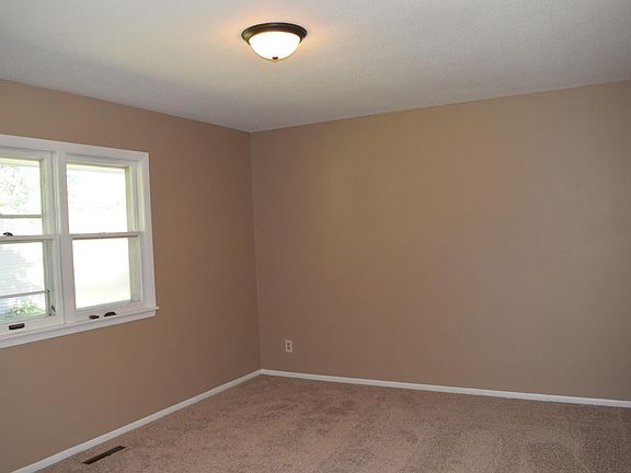 5th image of 208 Elk St S