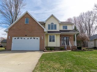 3819 Cedar Ridge Dr, Fort Gratiot, MI 48059