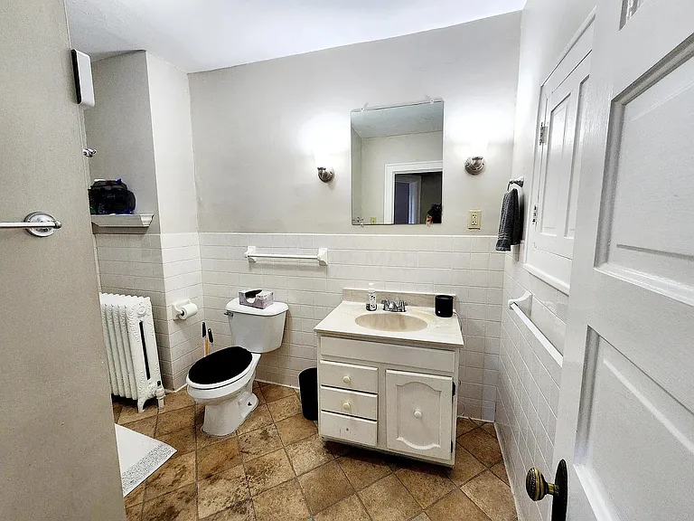 Full bathroom, second floor