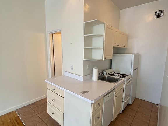 5th image of 131 W 81st St APT 5