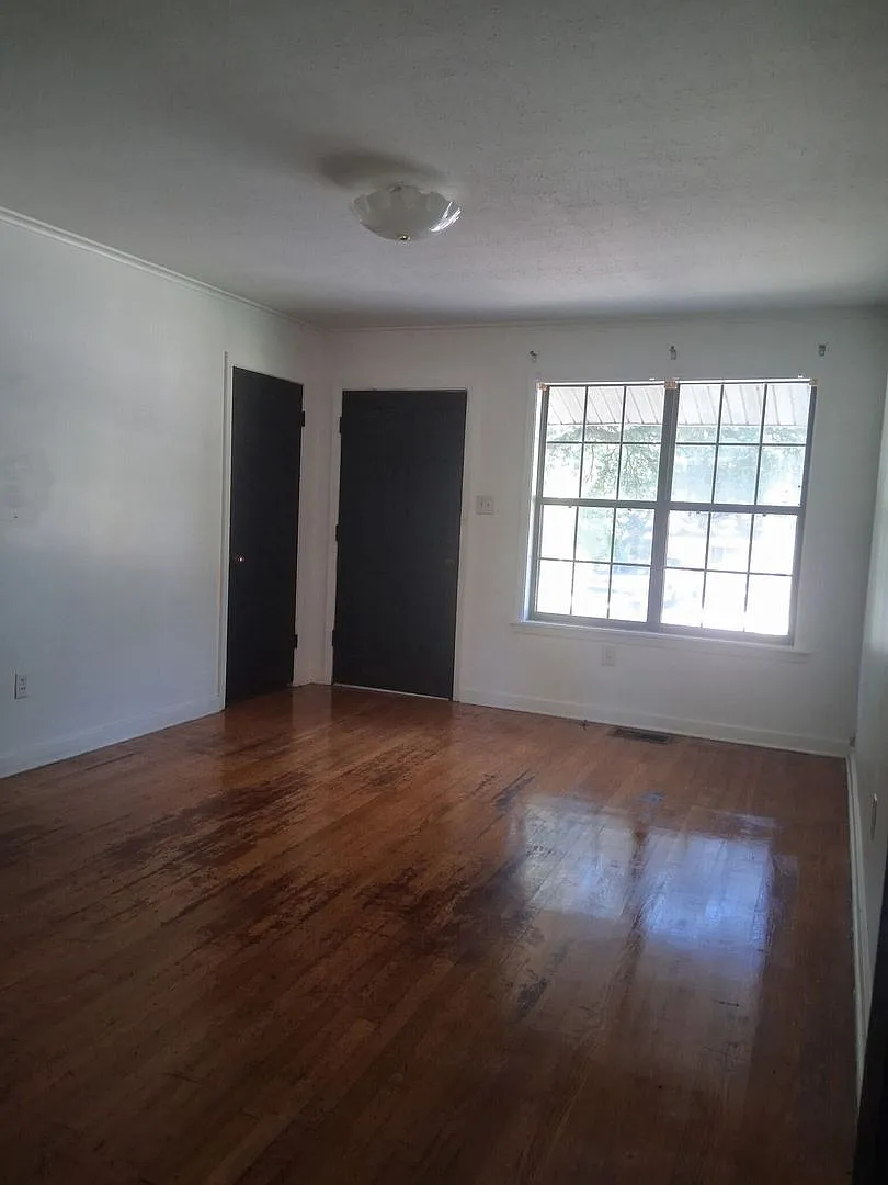3 Bedroom 1 Bath — Photo 2