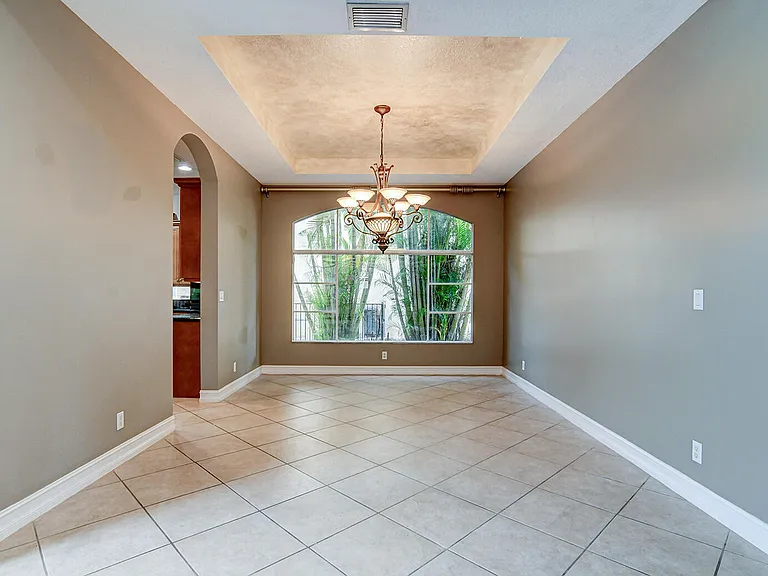 670 Edgebrook Ln — Photo 16