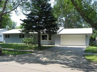 1203 Shakespeare Rd, Grand Forks, ND 58203