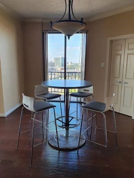 2 bed, 1955 sqft, $3,450 — Photo 2