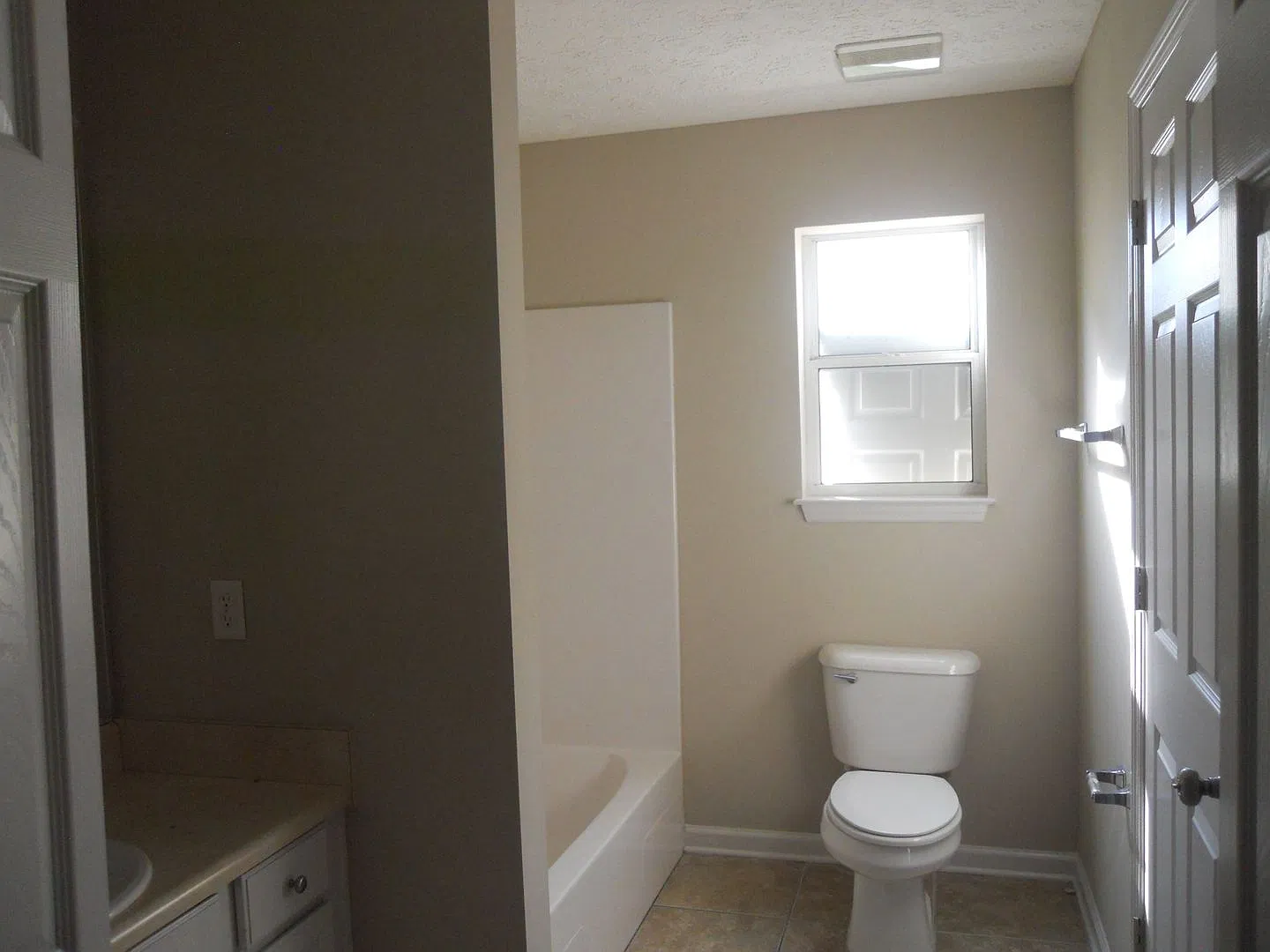 3 Bedroom 2.5 Bath Townhome in Gated Community! — Photo 2
