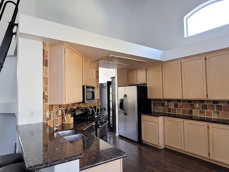 948 La Palma Pl — Photo 8