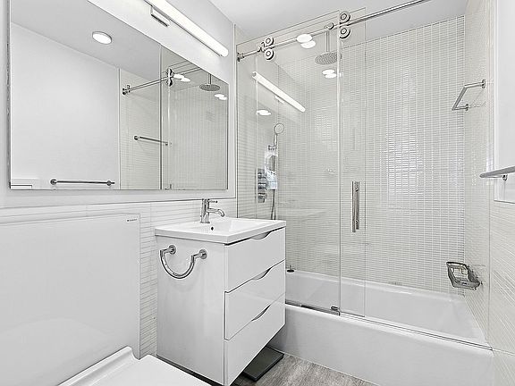 5th image of 115 E 9th St APT 12D
