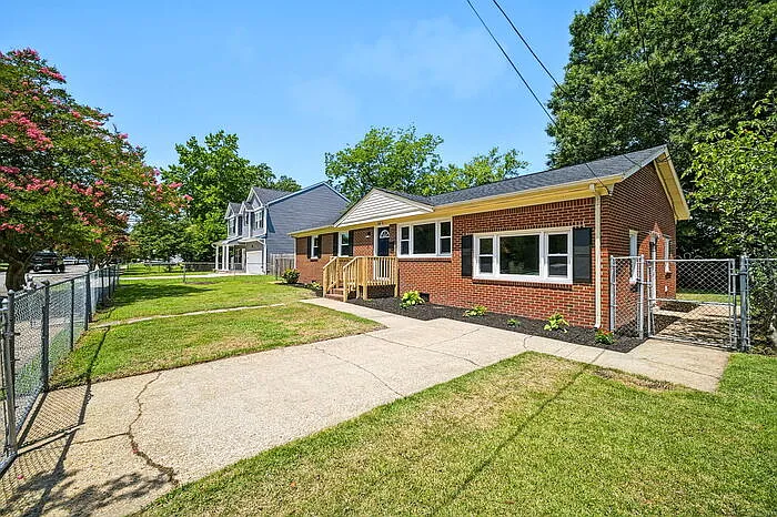 3 bed, 2.0 bath, 1313 sqft, $2,300 — Photo 4