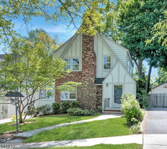 1st image of 18 Evergreen Pl