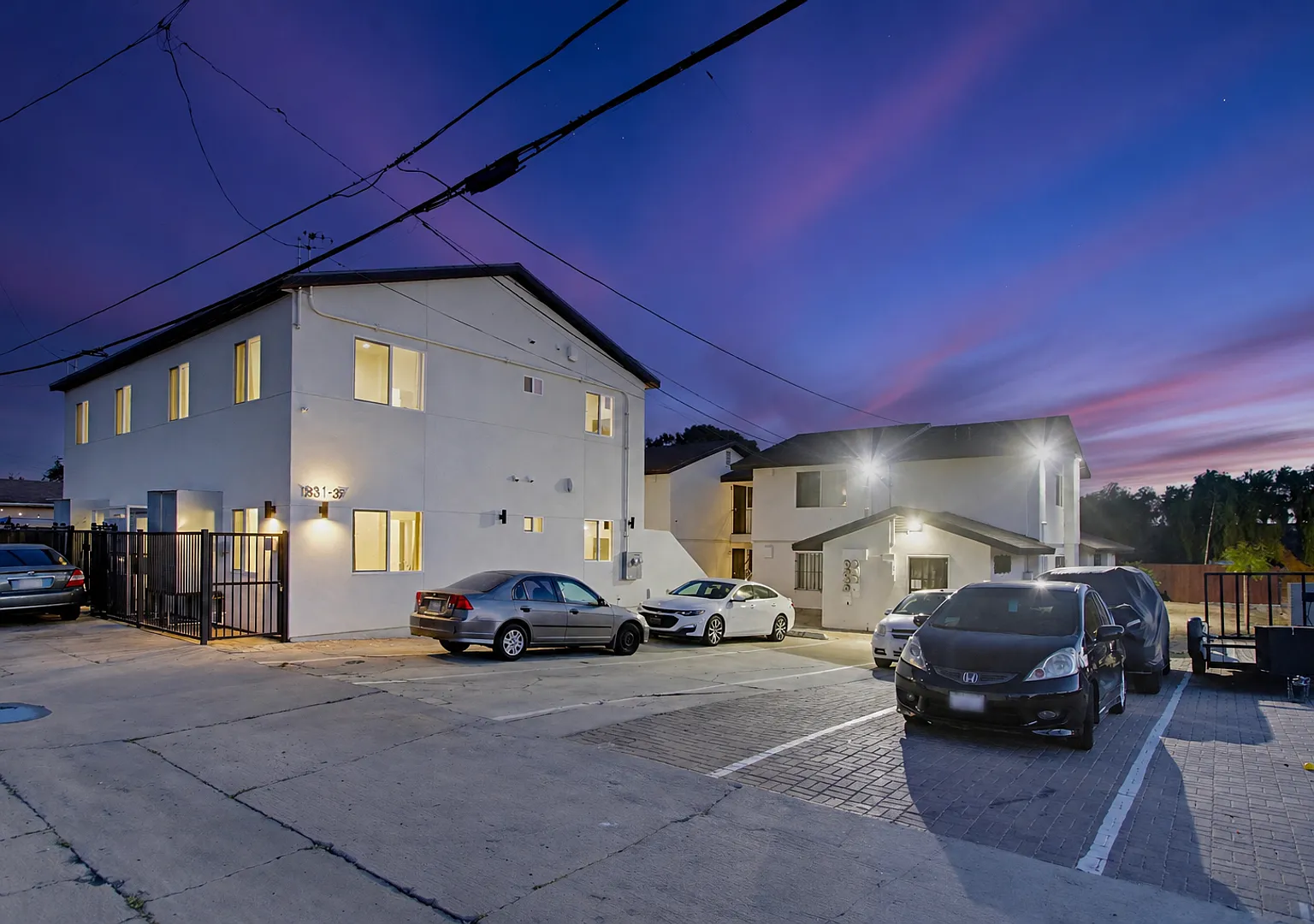 Large 3 Bedroom Home With Yard, Parking, Huge Bedrooms — Photo 2