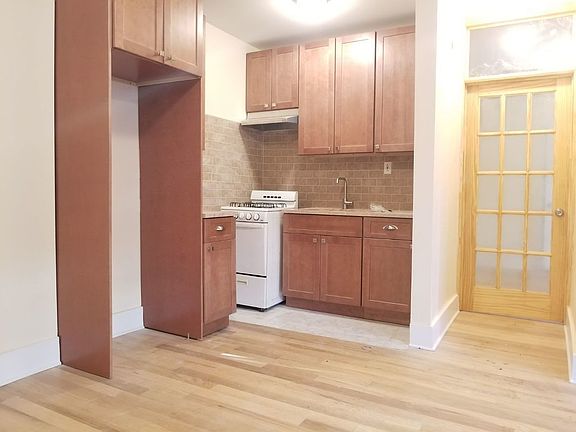 2nd image of 520 Lincoln Pl APT 1B