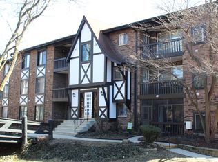 13622 Royal Ct APT 820, Crestwood, IL 60445