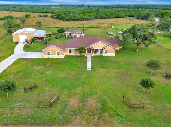 1207 Friar Rd, Cuero, TX 77954