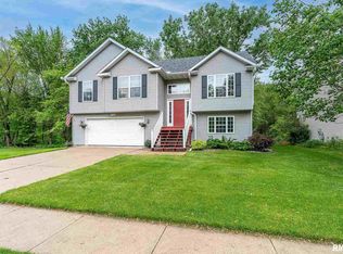5708 Hillandale Rd, Davenport, IA 52806