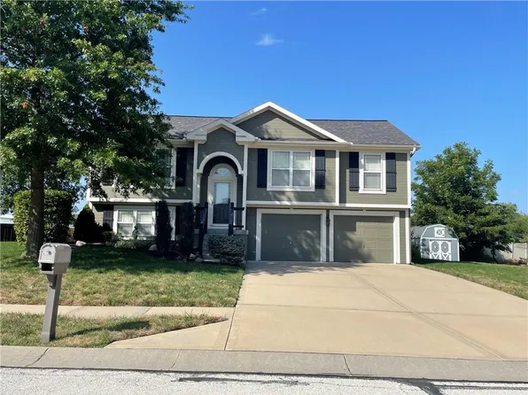 920 E 8th St, Kearney, MO 64060