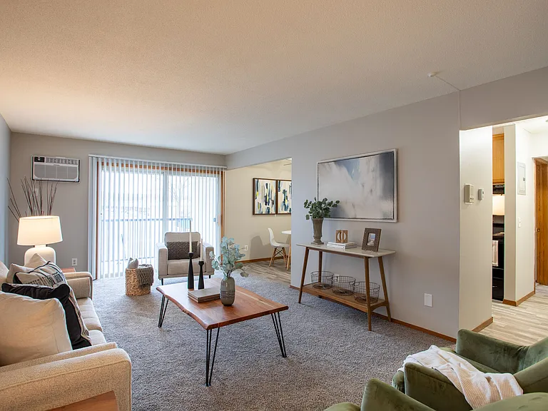 Royal Oaks Apartments — Photo 9