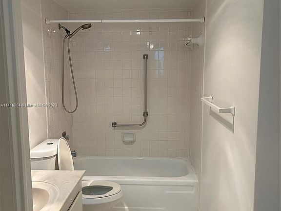 4th image of 919 Hillcrest Dr APT 408