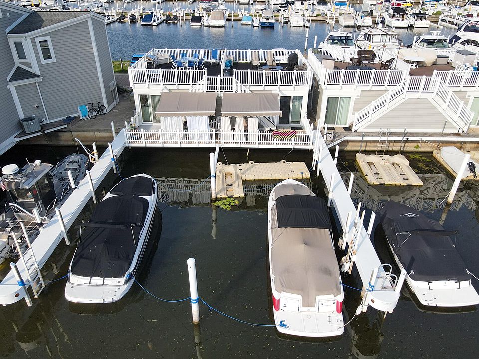1st image of 8 Harbor Isle Dr