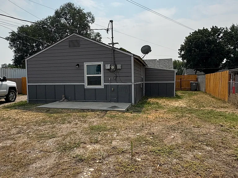 121 Paynter Ave — Photo 1