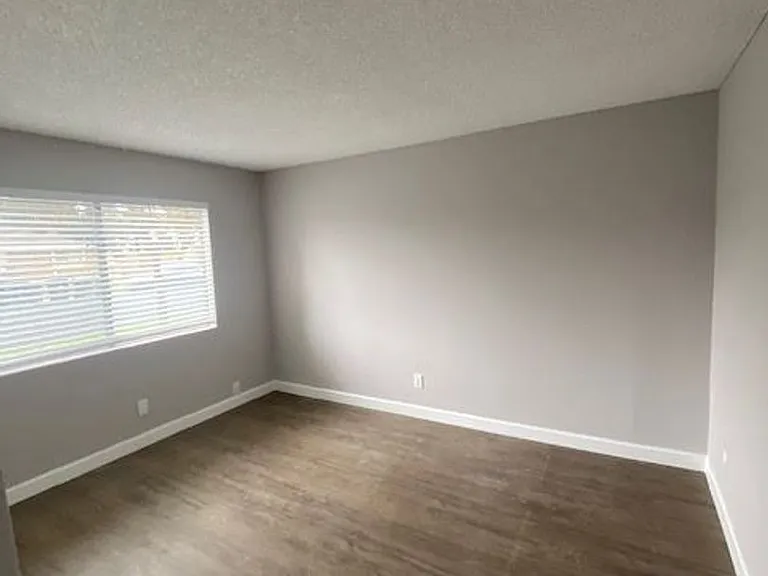 5916 Burnham Ave — Photo 6