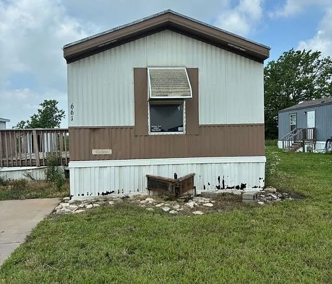 661 E Mills Dr — Photo 2