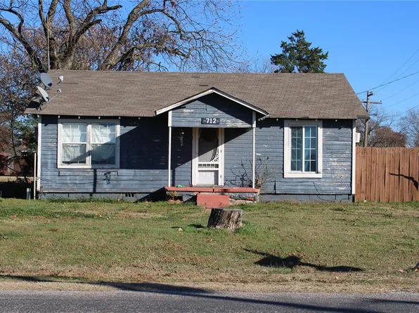 712 S 9th St, Comanche, OK 73529