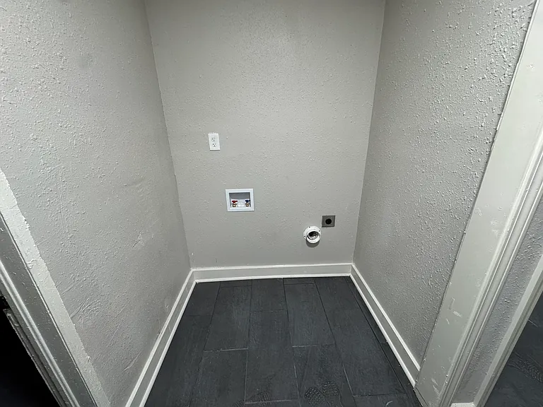 2379 Saratoga Ave — Photo 13