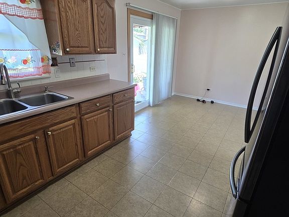 5th image of 7836 W 81st St