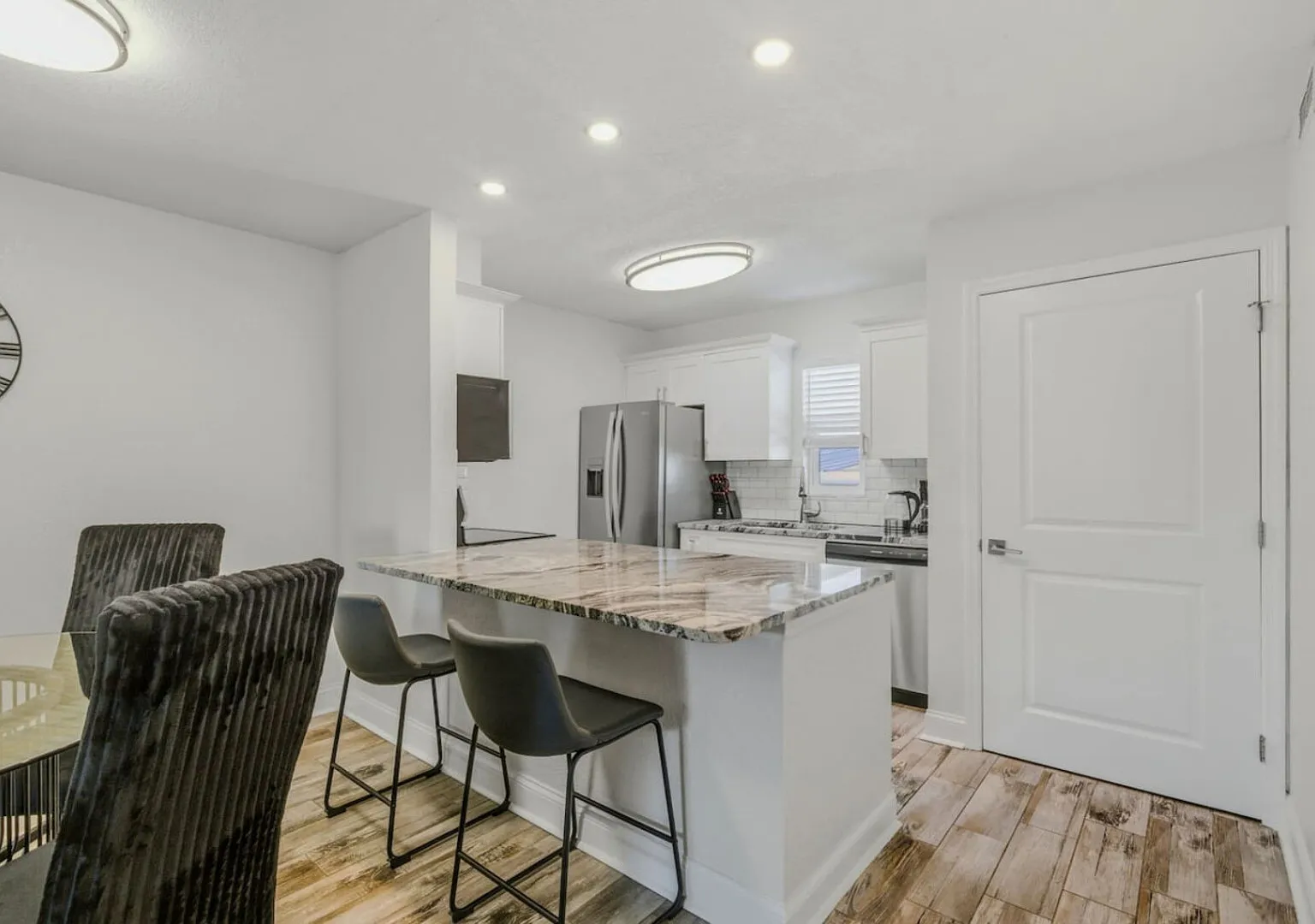 Furnished South Tampa Apartment King Bed Pool — Photo 2