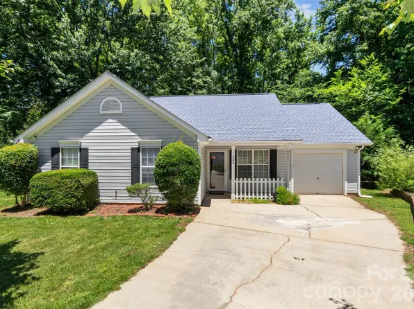 1303 Long Grass Ct, Charlotte, NC 28216