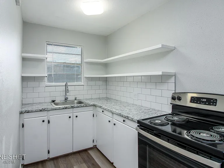4735 Potomac Ave — Photo 7