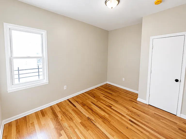 148 Hawthorne — Photo 11
