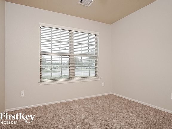 5th image of 110 W Red Oak Ln