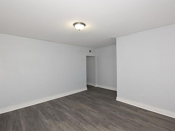 5th image of 815 W 35th St Unit 1