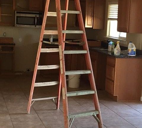 Kitchen w/ microwave