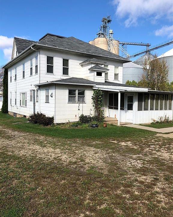 2nd image of 102 Iowa St