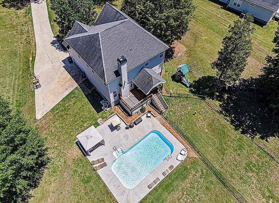 1st image of 205 Blossom Ln