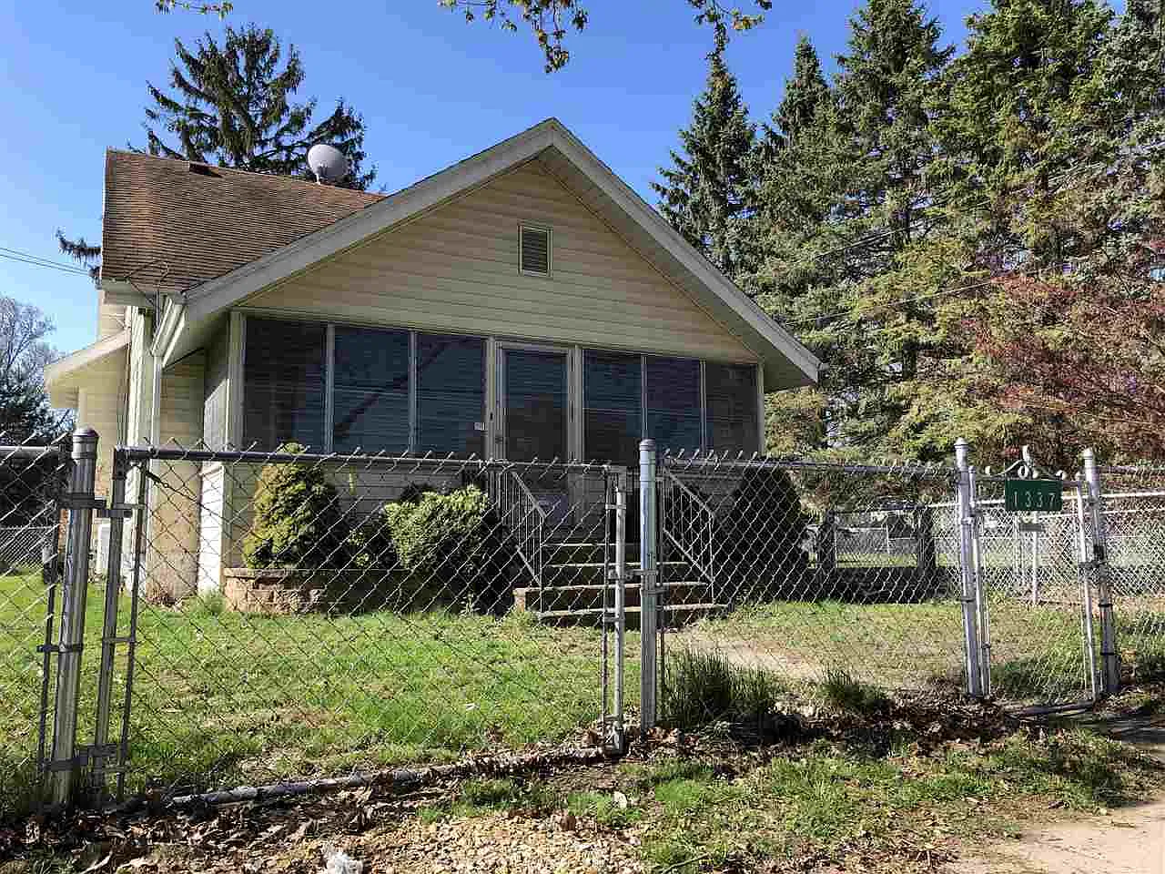 1337 Maguire St photo 1
