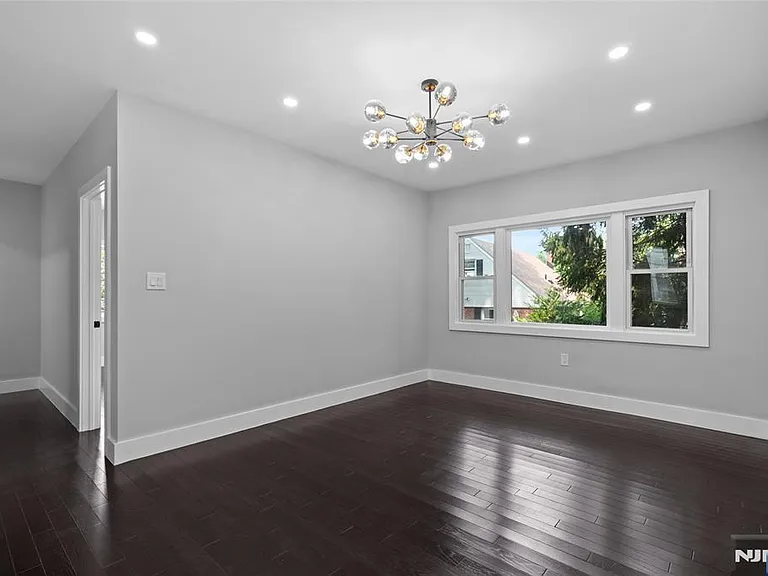 561 Grand Ave — Photo 8