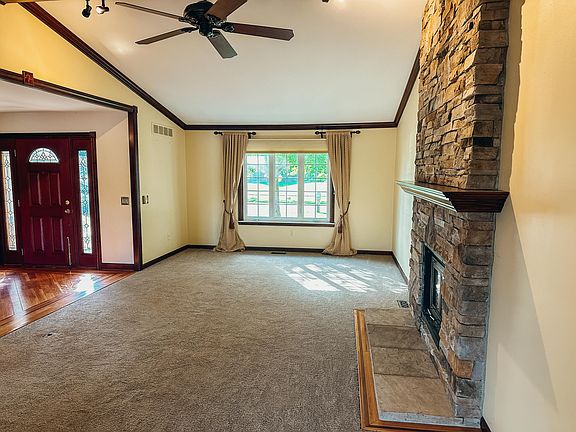 3rd image of 4703 Shoreline Blvd